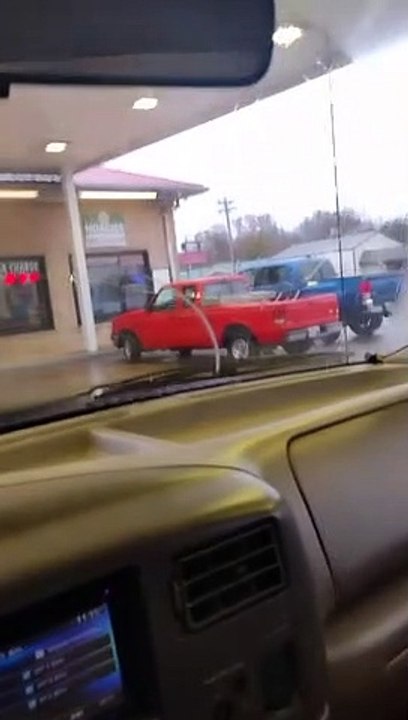 Fille réagissant au levier de vitesses dans un camion cassé à la station-service