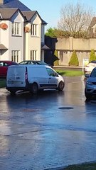 Guy essaie de se rendre au travail après la tempête crée un parking glacé