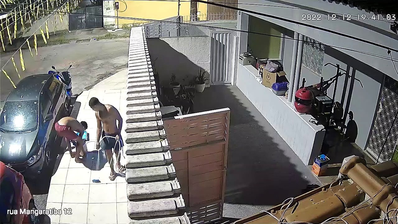 Guy portant des glissades et des chutes de seau