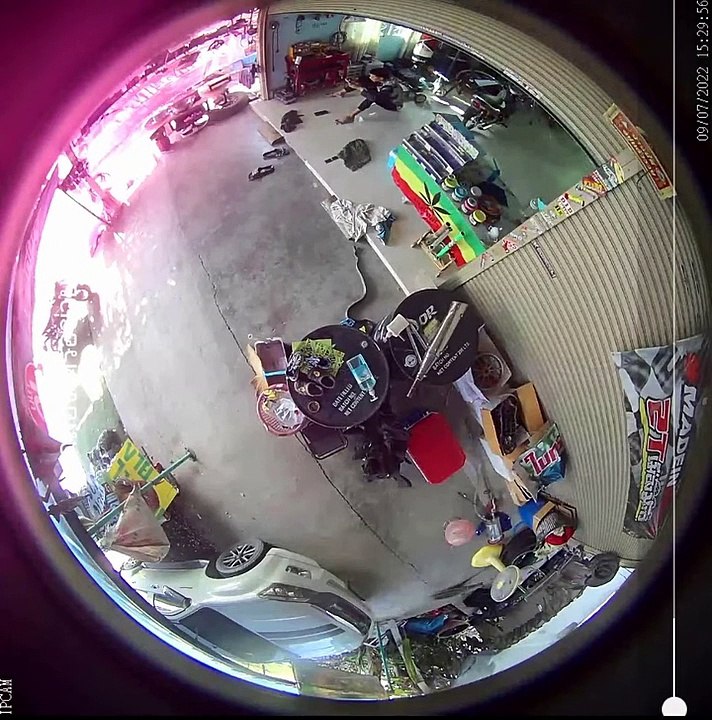 Snake surprend un homme sans méfiance puis disparaît