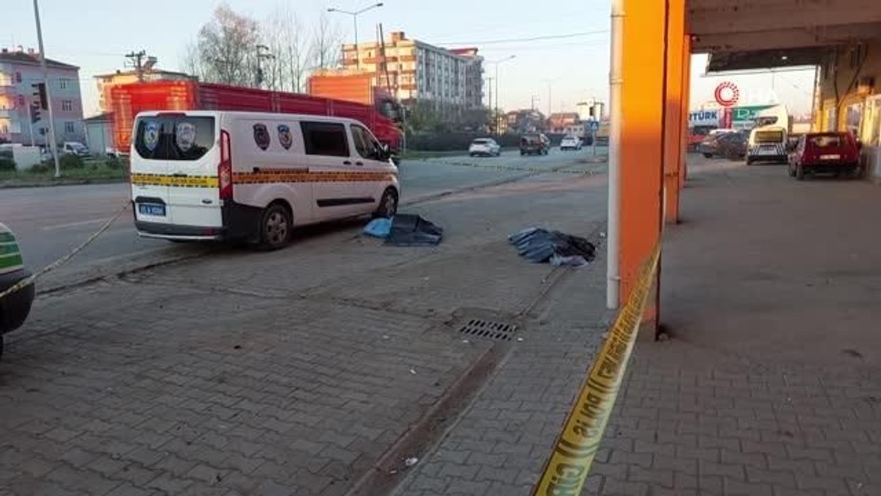 Kontrolden çıkan otomobil, aracı arıza yapan 2 kişinin ölümüne neden oldu