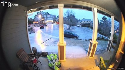 Un homme glisse sur le trottoir après la tempête de verglas