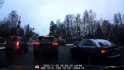Un véhicule militaire russe entre en collision avec un bus