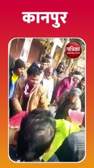 छेड़छाड़ के आरोप में युवक को दो लड़कियों ने मारे जूते-चप्पल