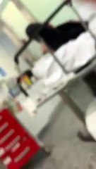 Largas colas de pacientes encamados en el Moisés Broggi