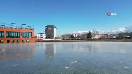 Erzurum'da bir park içerisinde bulunan göl buz tuttu