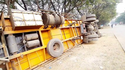 ड्राइवर की छोटी सी गलती से हो गया बड़ा नुकसान। 