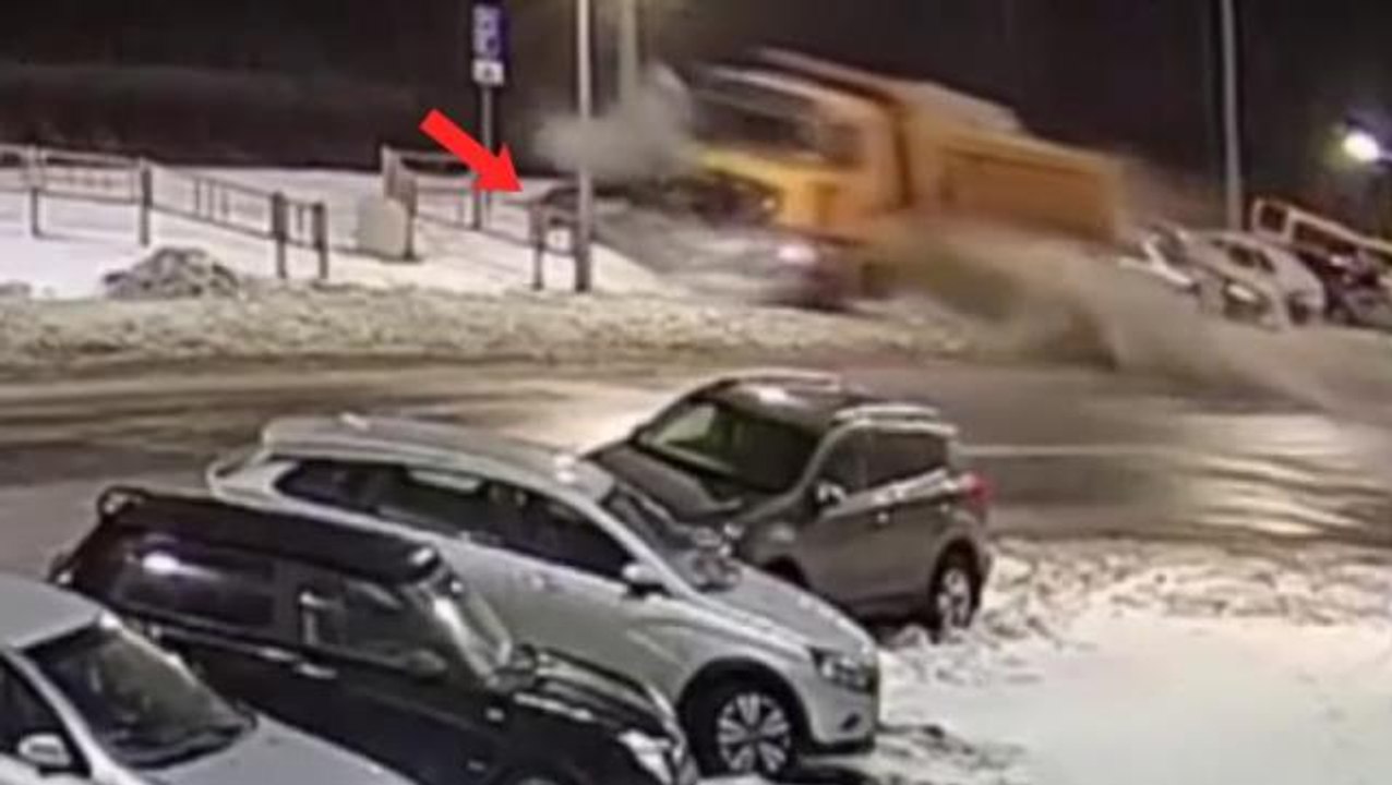 Uyuyakalan kamyon şoförü park halindeki 9 aracı biçip geçti