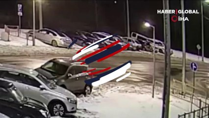 Kamyon şoförü uyuyakaldı, park halindeki araçları böyle biçti