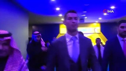 Cristiano Ronaldo, görkemli törenle Al Nassr’a imza attı