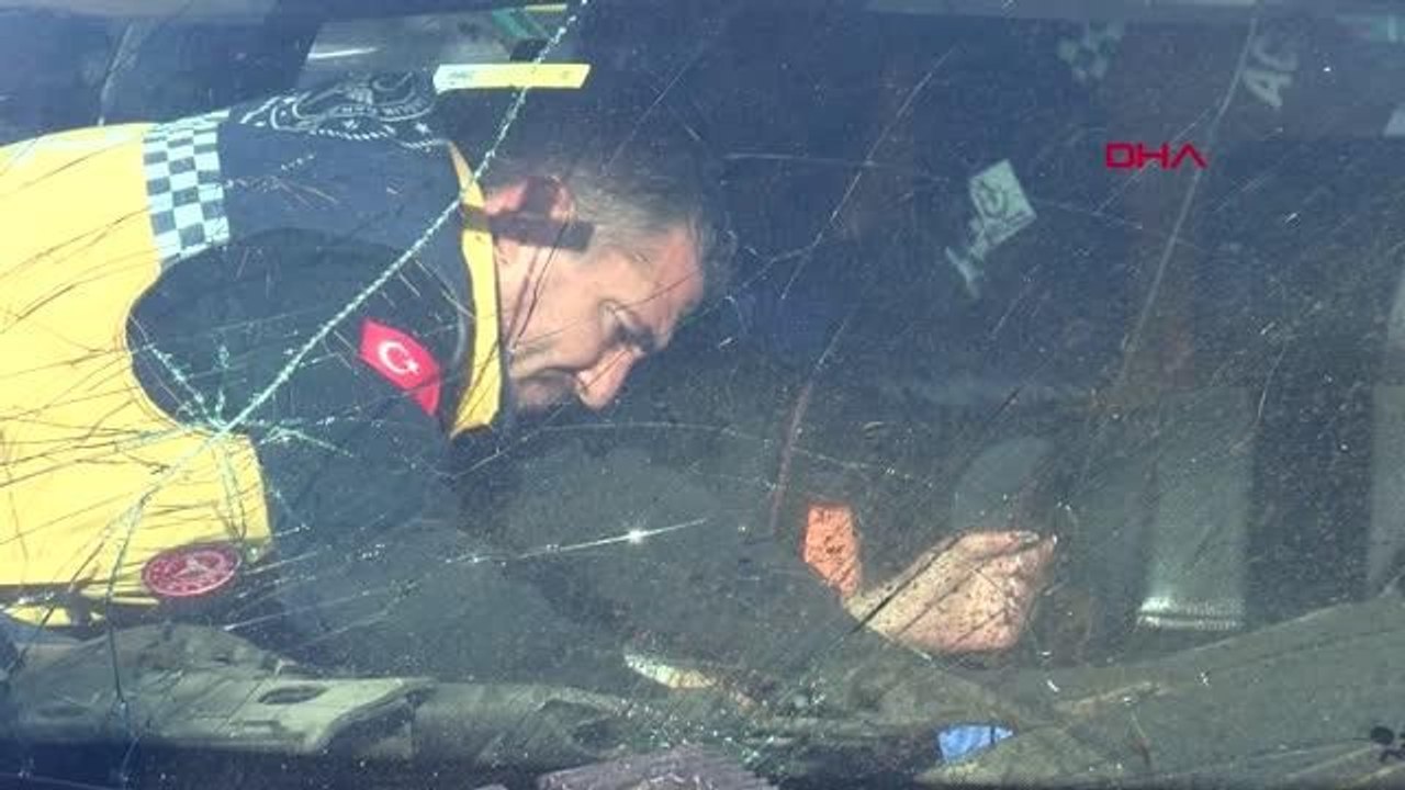ÇELİK BARİYERİN BIÇAK GİBİ KESTİĞİ OTOMOBİLDEN, EKİPLER KURTARDI