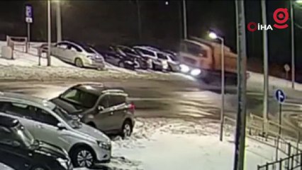 Kamyon şoförü uyuyakaldı, park halindeki araçları biçti