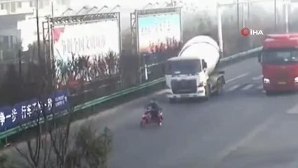 Beton mikserinin altında kalmaktan kıl payı kurtuldu