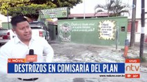 Grupo de personas violentas destrozaron comisaria del Plan 3 Mil y quemaron patrulla policial