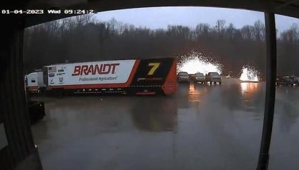 ABD'de aracın üzerine yıldırım düştü