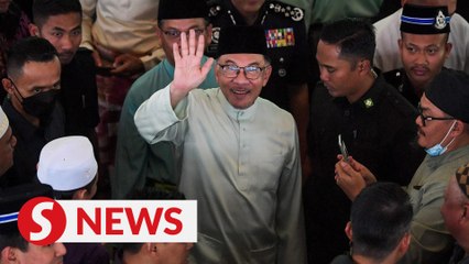 Anwar drops by Tanglin food court for ikan bakar lunch