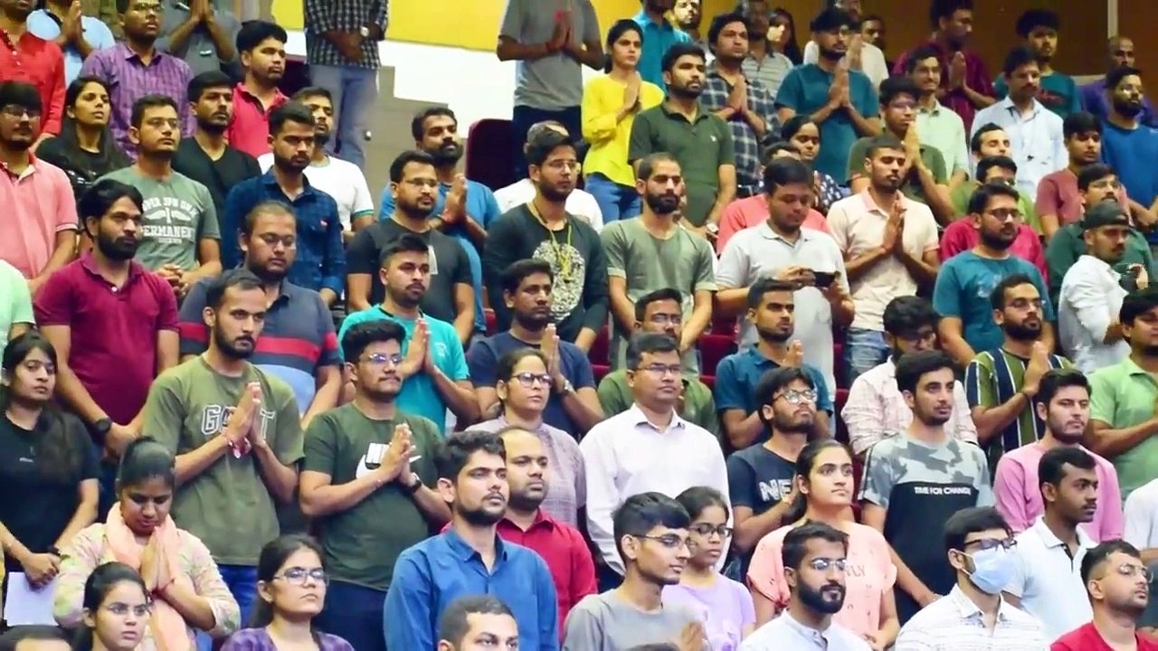 क्या सही, क्या गलत? (जो शेर की ज़िंदगी वो हिरण की मौत) || आचार्य प्रशांत, आइ.आइ.टी. रुड़की में (2022)