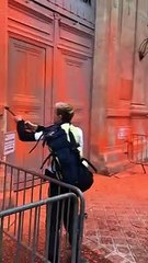 Nouvelle attaque à la peinture contre un ministère un peu avant midi, quasiment sans aucune présence policière, toute la façade a été aspergée - VIDEO