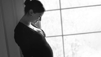 İkinci bebeğini kucağına almaya hazırlanan Hazal Kaya, karnı burnunda pozlarını paylaştı