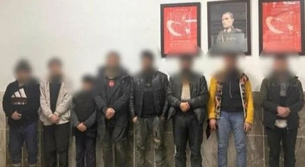 Düzensiz göçmen kılığına giren jandarma, insan kaçakçılarını suçüstü yakaladı