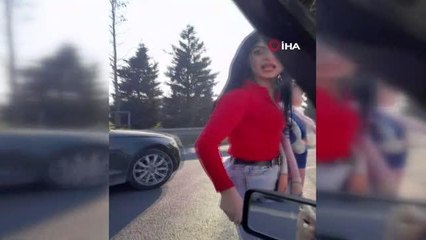 Kadın sürücü önce ambulans şoförünü bıçakladı, ardından gazeteciye saldırı girişiminde bulundu... O anlar kamerada