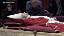 Miles de personas muestran sus respetos a Benedicto XVI en su capilla ardiente en Roma