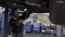 Un taller de Kiev transforma coches viejos o donados en vehículos listos para el campo de batalla