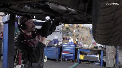 Un taller de Kiev transforma coches viejos o donados en vehículos listos para el campo de batalla