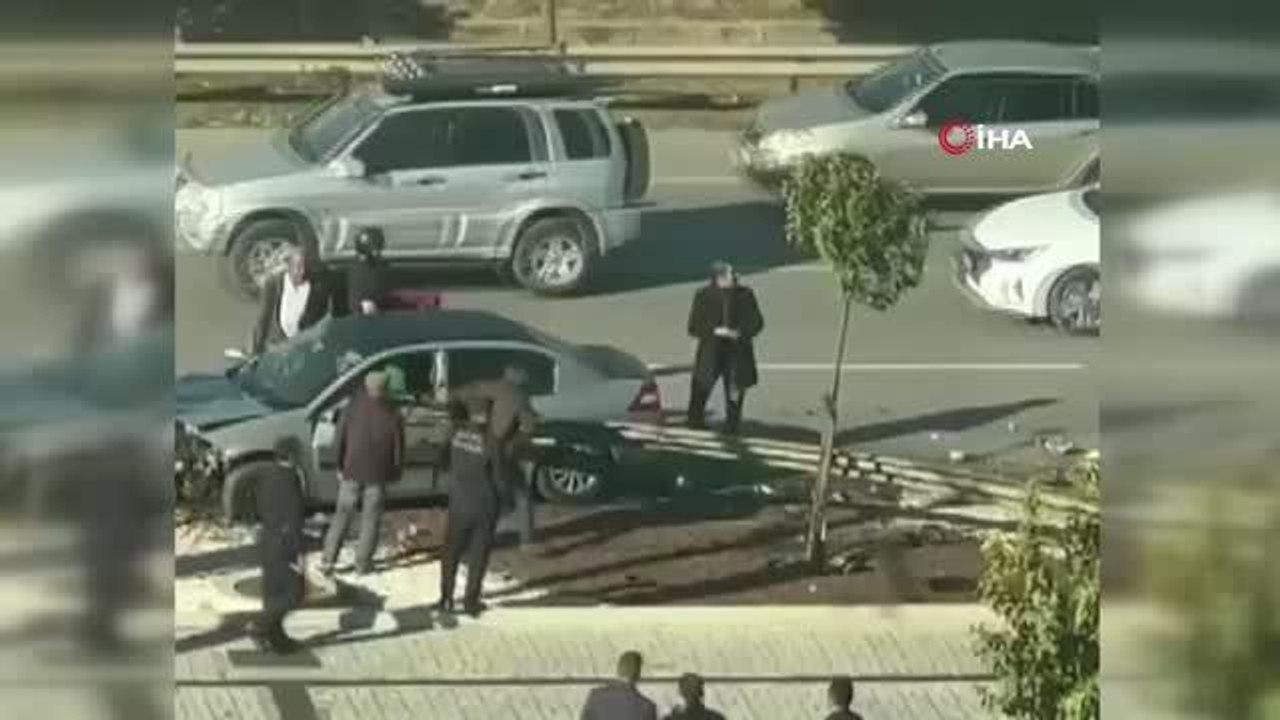 Demir bariyer otomobile ok gibi saplandı