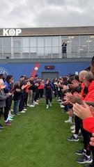 Messi a été félicité par ses coéquipiers à son arrivée à Paris