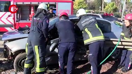 Feci kaza... Bariyer, motor kısmından girip kapıdan çıktı: Cansu güçlükle kurtarıldı