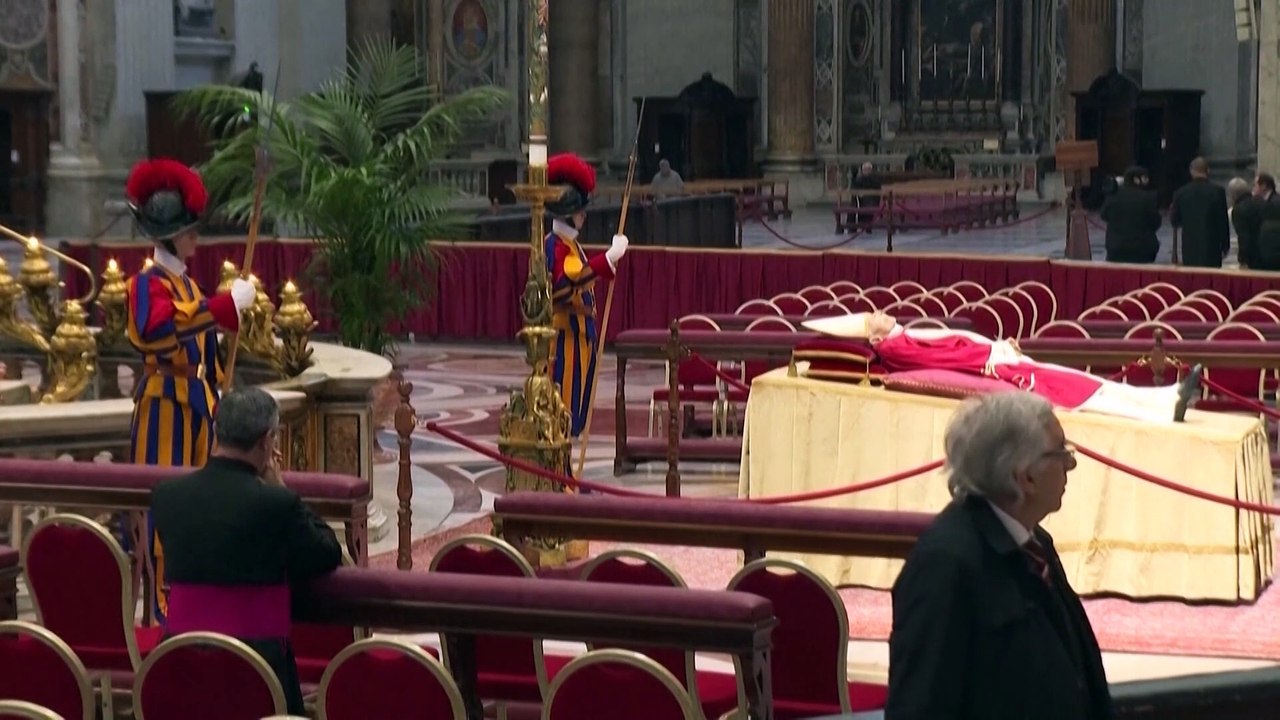 El Papa: "Quisiera que nos uniéramos a quienes rinden homenaje a Benedicto XVI"