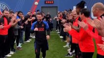 Messi accueilli par une haie d’honneur de ses coéquipiers du PSG