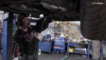 Meccanici ucraini in aiuto all'esercito: le auto da rottamare trasformate in veicoli blindati
