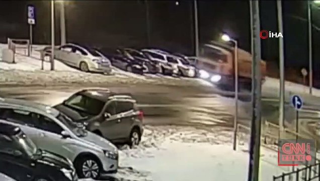 Rusya’da seyir halindeyken uyuyakalan kamyon şoförü, park halindeki araçları biçti