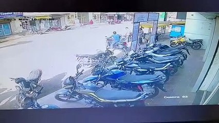 मौत के मुंह में गई महिला की युवक ने बचाई जान वीडियों वायरल, शहर के एमजी रोड की घटना