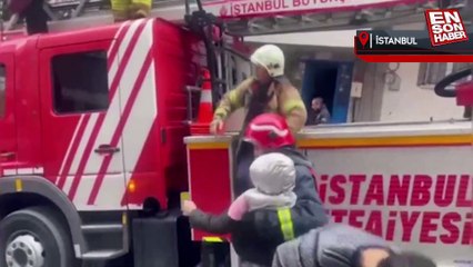 Sultangazi’de çıkan yangında mahsur kalanlar kurtarıldı