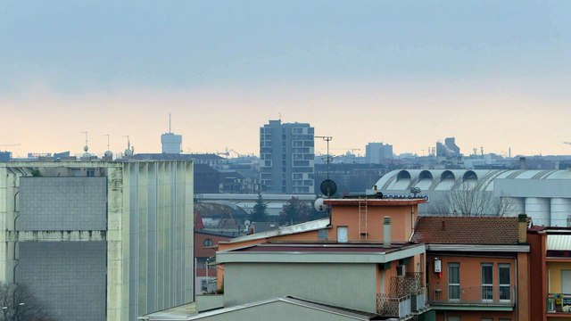 Milano, lo smog avvolge la pianura: l'inquinamento è alle stelle