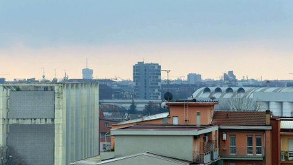 Milano, lo smog avvolge la pianura: l'inquinamento è alle stelle