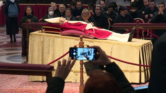 جثمان البابا الراحل بنديكتوس السادس عشر يُسجّى أمام المؤمنين