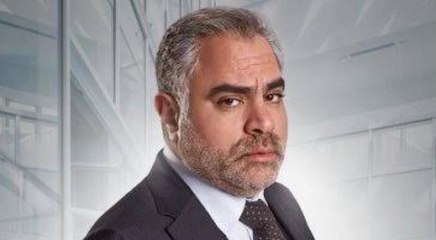 محمد شاهين يعود للقاهرة بعد تعرضه لوعكة صحية