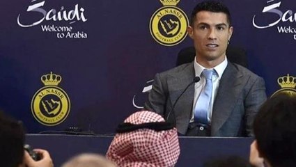 Ronaldo'dan imza töreninde olay gaf! Suudi Arabistan'a gittiğinin farkında bile değil