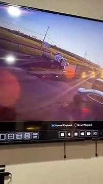 Un automobiliste monte sur la remorque d'un camion pour décoller