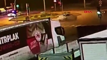 Arızalanan otomobile cip çarptı: Baba ile oğlu öldü