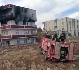 İTFAİYE ARACI ÇAMURA SAPLANDI, YANGIN SU TANKERİYLE SÖNDÜRÜLDÜ