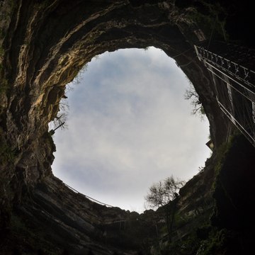 Le mystère du gouffre de Padirac, un trou béant de 103 mètres de profondeur