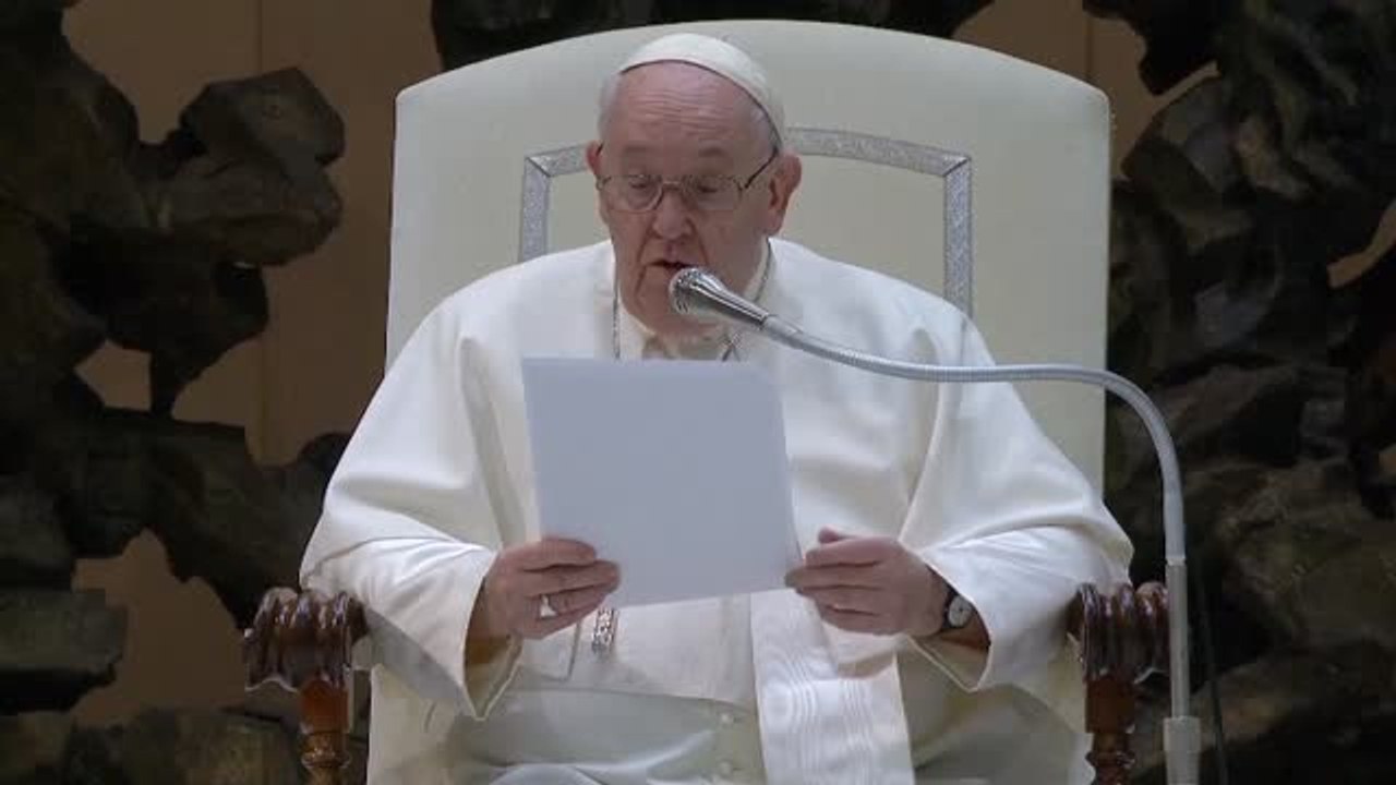 El papa Francisco elogia el pensamiento "agudo y gentil de Benedicto XVI