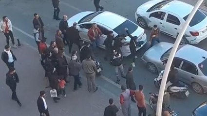 Trafikte yol verme sebebiyle çıkan tartışmada tekme ve yumruklar havada uçuştu! O anlar kameralara yansıdı