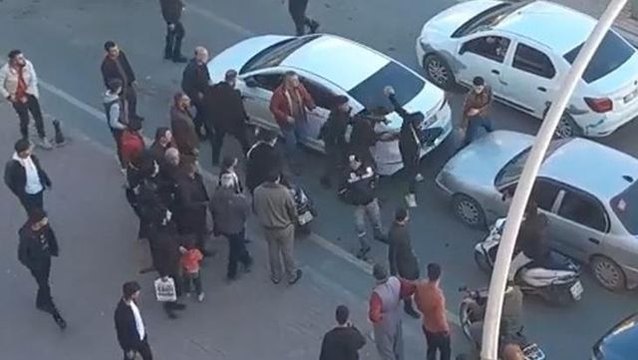 Trafikte yol verme sebebiyle çıkan tartışmada tekme ve yumruklar havada uçuştu! O anlar kameralara yansıdı