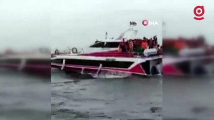 Endonezya’da turist teknesi battı, 34 kişi denize atladı